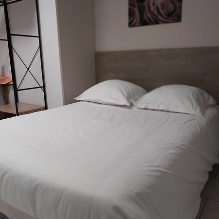 Le Petit Logis Hotel Beaumont-en-Veron ภายนอก รูปภาพ